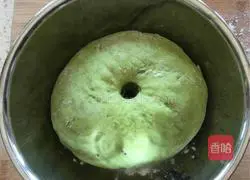 Illustration of how to make green rose rolls 6