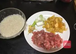 Preserved egg Illustration of how to make lean meat porridge 1