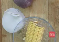 Illustration of how to make fresh corn meat pot stickers 1