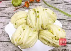 Illustration of how to make scallion rolls 15