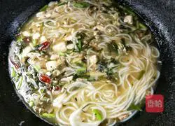 Illustration of how to make small pot Yunnan Cross-Bridge Rice Noodles 5