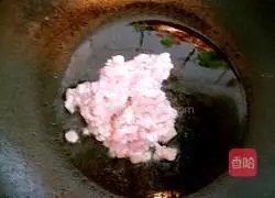 Illustration of how to make Shanghai spring rolls 4