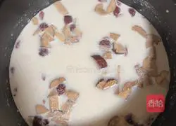 Illustration of how to make coconut milk and five-grain eight-treasure rice 7