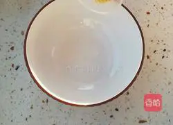 Illustration of how to make ginger, sea cucumber and millet porridge 1