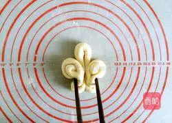 Illustration of how to make butterfly flower rolls 6