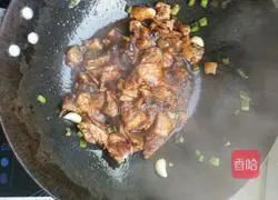 Illustration of how to make braised noodles with soy sauce meat 6