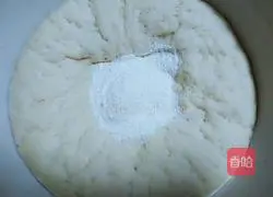 Illustration of how to make Laoganma's flower rolls 5