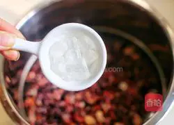 Illustration of how to make milky red bean and barley porridge 5