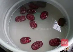Illustration of how to make red dates and red radish milk powder porridge for baby food supplement 1