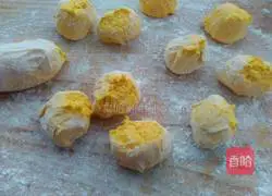 Illustration of how to make pumpkin rose rolls 9