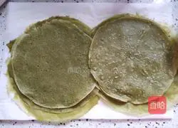 Illustration of how to make three-strand spring rolls 3