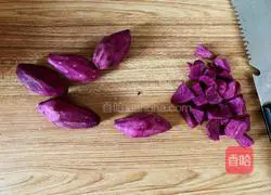 Illustration of how to make purple potato porridge 1