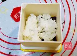 Illustration of how to make triangular rice balls 6