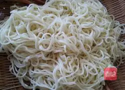 Illustration of how to make cold noodles with pickled mustard and minced meat 4