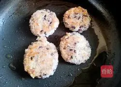 Illustration of how to make cheese and meat floss rice balls 11