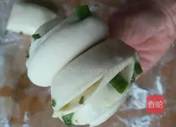 Illustration of how to make chive rolls 14