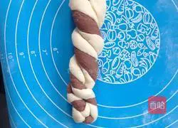 Illustration of how to make two-color twist rolls 11