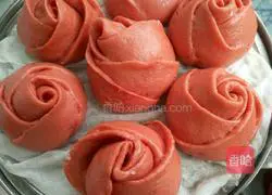 Illustration of how to make flower rolls 13