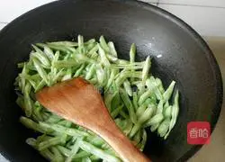 Illustration of how to make braised beans and noodles 11