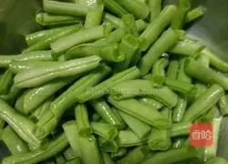 Illustration of how to make braised potato and green beans noodles 2