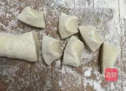 Illustration of how to make mutton and leek pot stickers 5