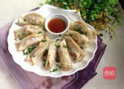 Illustration of how to make crispy pot stickers 10