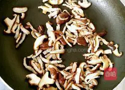 Illustration of how to make braised mushroom noodles 7