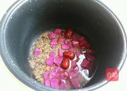 Illustration of how to make three-color quinoa and purple sweet potato porridge 5