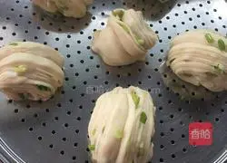 Illustration of how to make scallion rolls 13