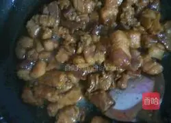 Illustration of how to braise noodles in iron pot 5