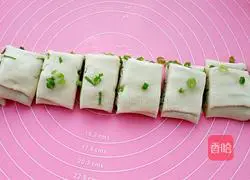 Illustration of how to make scallion rolls 14