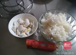 Illustration of how to make salted duck egg white, ham sausage and white rice porridge 1