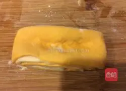 Illustration of how to make two-color flower rolls 17