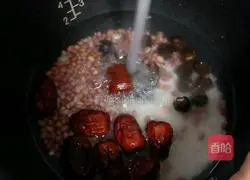Illustration of how to make red dates, longan and red bean porridge 9
