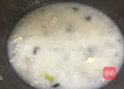 Preserved eggs Illustration of how to make lean meat porridge 3