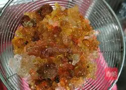 Illustration of how to make peach gum, white fungus and millet porridge 3