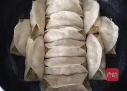 Illustration of how to make melon-skinned pork pot stickers 12