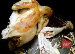 Illustration of how to cook salt-baked chicken in rice cooker 8