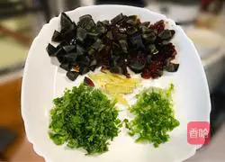 Illustration of how to make preserved egg and lean meat porridge 3