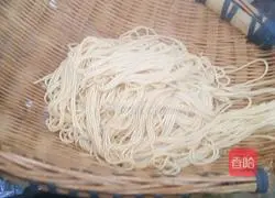 Illustration of how to make spicy and sour cold noodles 3