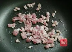 Illustration of how to make diced pork and mint cold noodles 6