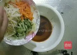 Illustration of how to make saliva cold noodles 15