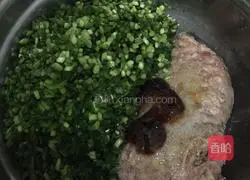 Illustration of how to make mutton and leek pot stickers 2