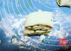 Illustration of how to make scallion rolls 15