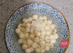 Illustration of how to make lotus seeds, red dates and millet porridge 7