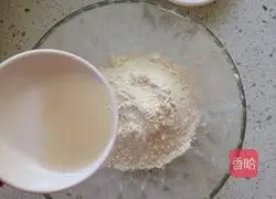 Illustration of how to make two-color twist rolls 4