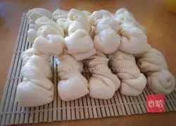 Illustration of how to make white flour twist rolls 11
