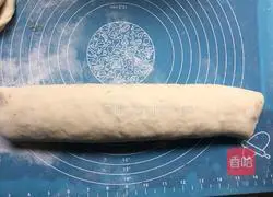 Illustration of how to make mixed dried fruit flower rolls 8