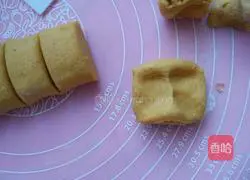 Illustration of how to make pumpkin multi-grain flower rolls 10