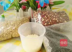 Illustration of how to make black rice porridge 1